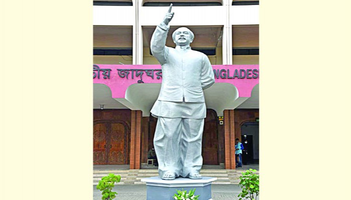 বঙ্গবন্ধুর ভাস্কর্য সরিয়ে নিতে শিল্পীকে জাদুঘরের চিঠি