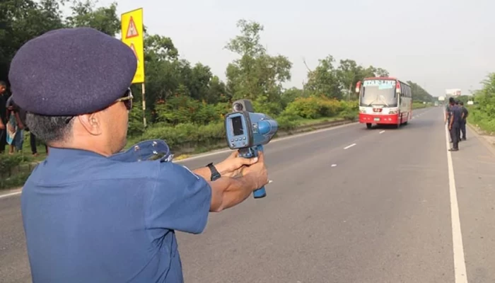 দ্রুতগতির যানের পেছনে ভাঙাচোরা গাড়ি নিয়ে ছুটছে হাইওয়ে পুলিশ