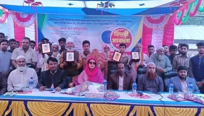 প্রাক্তন শিক্ষার্থীদের ভালোবাসায় সিক্ত বিদায়ী ৪ শিক্ষক