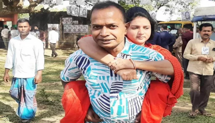 স্বামীর পিঠে চড়ে ভোট কেন্দ্রে রওশন