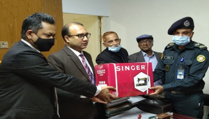 ভোলার কারাগারে সেলাই মেশিন দিলেন জেলা জজ