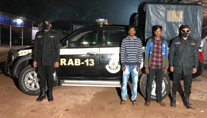পাটগ্রামে ৬৪৮ বোতল ফেন্সিডিলসহ দুই মাদক কারবারি গ্রেফতার