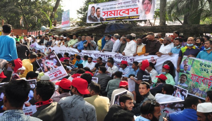 জাতীয় প্রেসক্লাবের সামনে ছাত্রদলের সমাবেশ চলছে