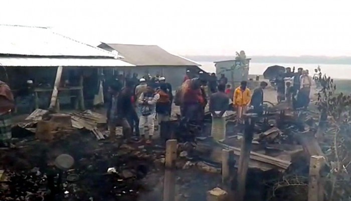 কলাপাড়ায় ৫ দোকান আগুনে পুড়ে ছাই