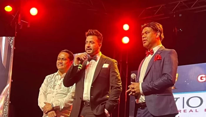 ঢালিউড অ্যাওয়ার্ডে আরিফিন শুভর ছবির প্রচারে শাকিব খান!