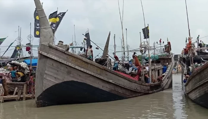 নিম্নচাপের প্রভাব উপকূলজুড়ে, বিপর্যস্ত জনজীবন