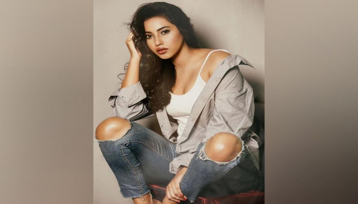 মোনা’ চলচ্চিত্রে আরিয়ানার অভিষেক