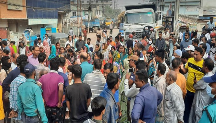 চট্টগ্রামে হেলে পড়েছে তিনতলা ভবন, বাসিন্দাদের বিক্ষোভ