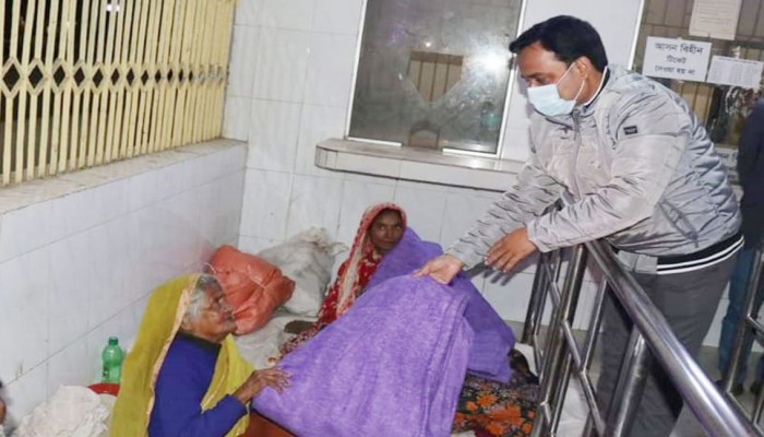 গভীর রাতে শীতার্ত মানুষের পাশে জেলা প্রশাসক