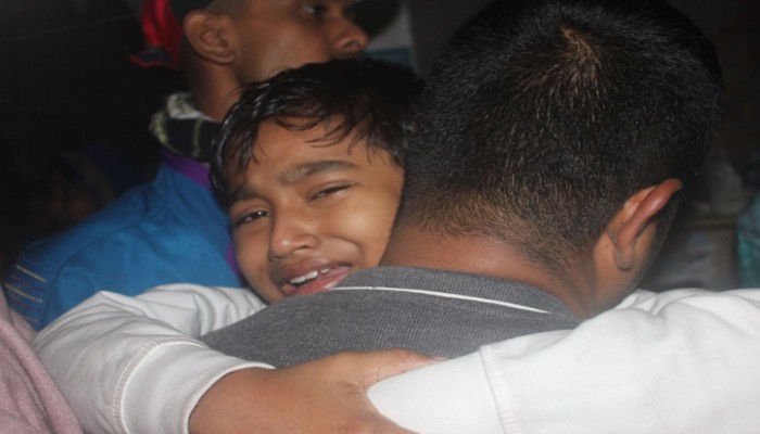 তোমরা আমার ভাইরে এনে দাও, আমি কার লগে খেলমু
