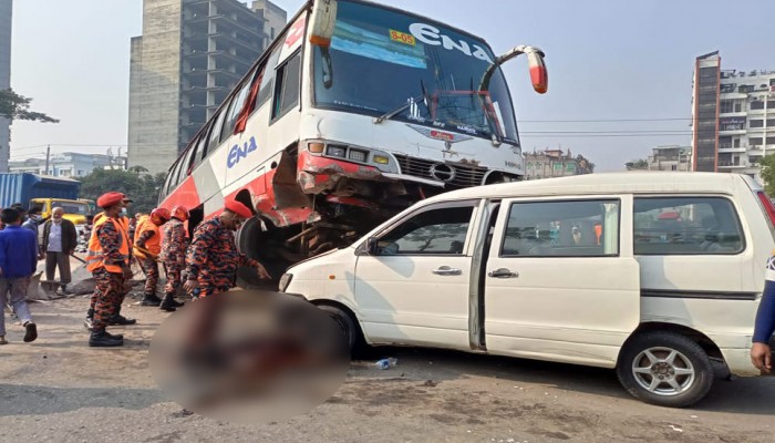 রাজধানীতে মাইক্রোর ওপর উঠে গেলে বাস