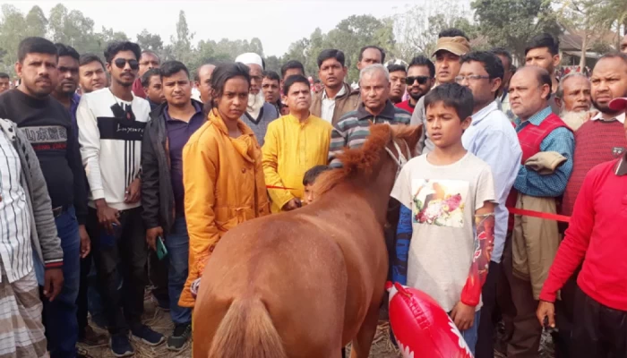ঘোড়দৌড় প্রতিযোগিতায় তাসমিনার গলায় জয়ের মালা