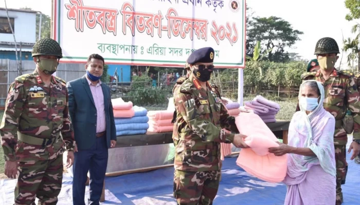 সীতাকুণ্ড ও রামুতে দুস্থদের মাঝে সেনাবাহিনী প্রধানের কম্বল বিতরণ