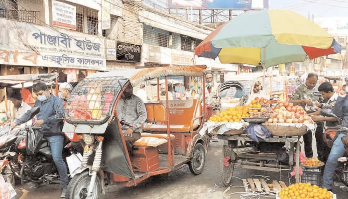 ফুটপাত ব্যবসায়ীদের দখলে
