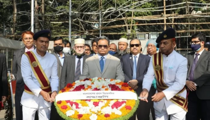 বঙ্গবন্ধুর প্রতিকৃতিতে নতুন প্রধান বিচারপতির শ্রদ্ধা