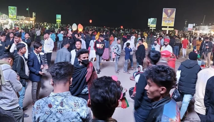 বালুচর ও হোটেলে নেচে-গেয়ে বর্ষ বরণ করলো লাখো পর্যটক