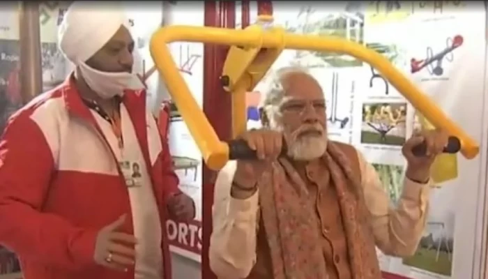 হঠাৎ ব্যায়াম শুরু মোদির