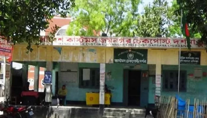 দর্শনা চেকপোস্টে সর্বোচ্চ সতর্কতা, কমেছে যাত্রীর সংখ্যা