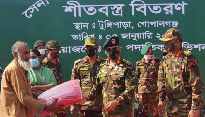 টুঙ্গিপাড়া ও খুলনায় দুঃস্থদের মাঝে সেনাপ্রধানের শীতবস্ত্র বিতরণ