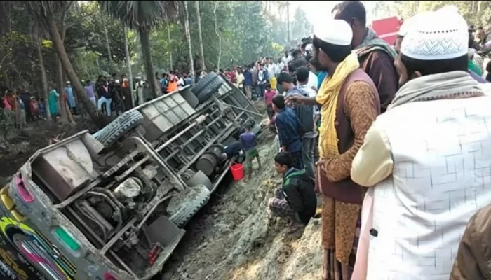 নিয়ন্ত্রণ হারিয়ে পুকুরে যাত্রীবাহী বাস, আহত-১০