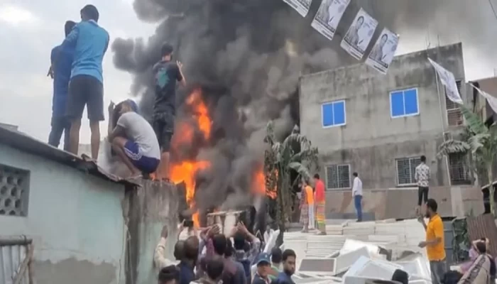 নারায়ণগঞ্জে ফোমের গুদামে আগুন