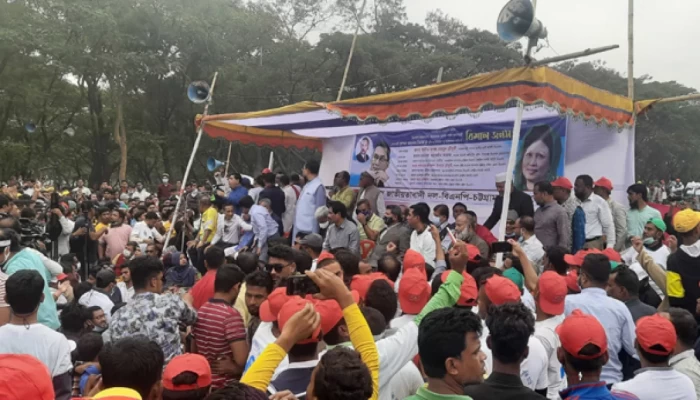 নেতাকর্মীদের ধাক্কাধাক্কিতে ভেঙে পড়লো বিএনপির সমাবেশ মঞ্চ