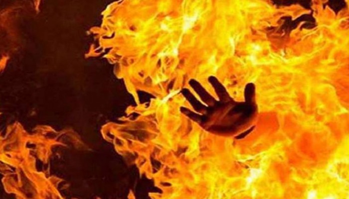 শরীরে আগুন দিয়ে গৃহবধূর আত্মহত্যার অভিযোগ