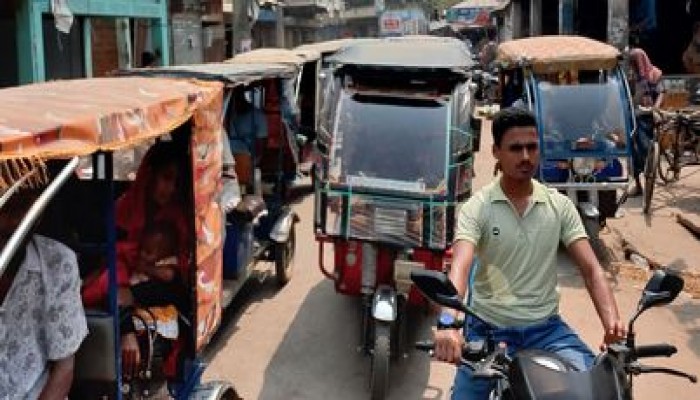 সিলেট তামাবিল মহাসড়ক টমটম ইজিবাইকের দখলে