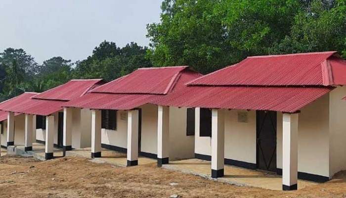 প্রকল্পের ঘর নিয়ে অন্যদের কাছে বিক্রি