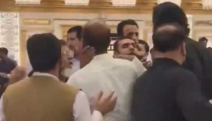কর্মীর সঙ্গে ইমরান খানের দলের সংসদ সদস্যের ঘুষাঘুষি