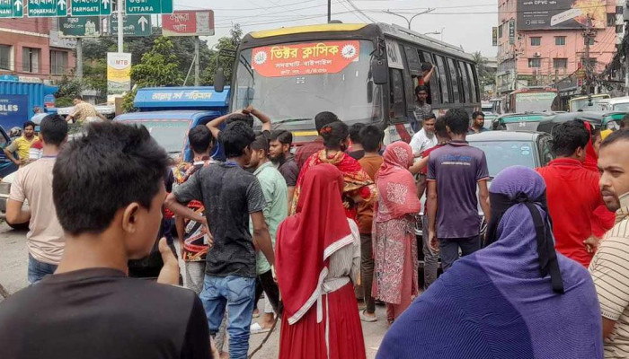 রাজধানীর কুড়িল বিশ্বরোডে গার্মেন্ট শ্রমিকদের বিক্ষোভ
