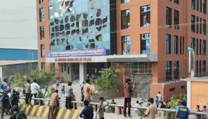মোল্লা কলেজেও হামলা-ভাঙচুর,আহত অনেকে