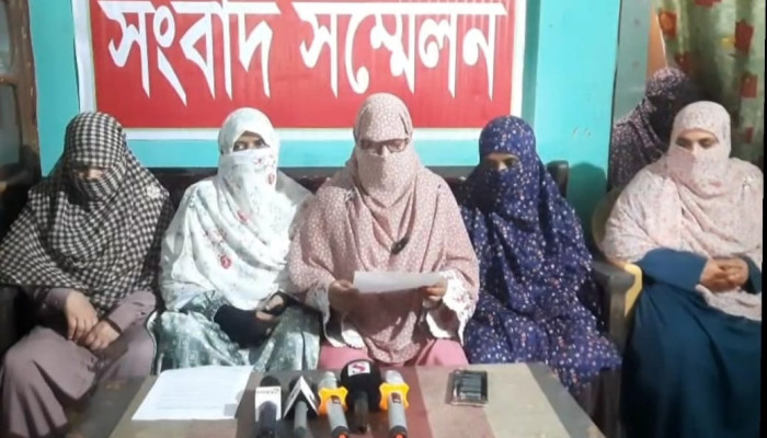 ঈশ্বরদীতে মহিলা জামায়াত কর্মীদের মারধরের অভিযোগে সংবাদ সম্মেলন