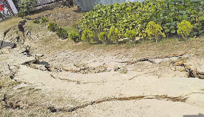 উৎপত্তিস্থল মাধবদীতে এপাশ-ওপাশ দুলছিল উঁচু ভবনগুলো, মাটিতে ফাটল